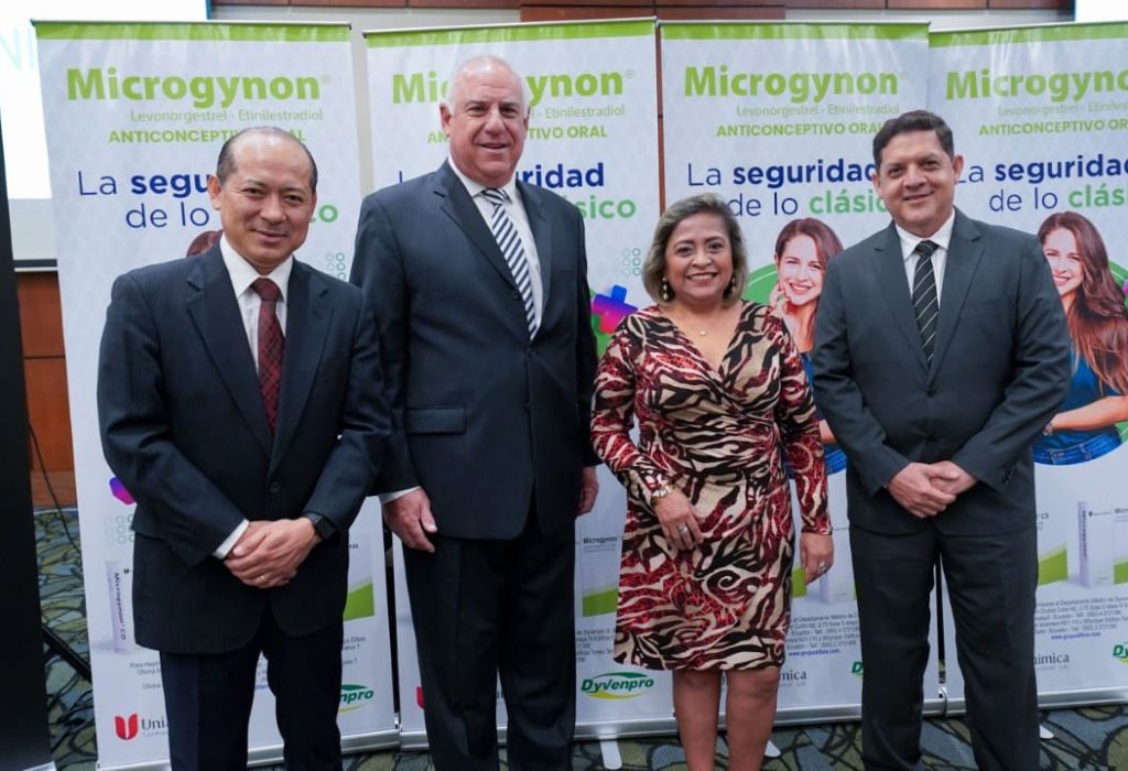 Dr. Eduardo Pactong, asesor Médico de Dyvenpro, Dr. David Fusaro, Dra. Alexandra Correa y José Obando, subgerente de Producto Dyvenpro. (Foto Cortesía)