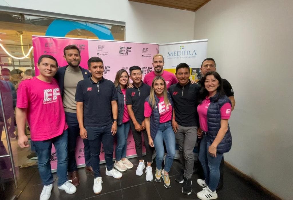 De izquierda a derecha: Cristian Montenegro, Sebastián Palacios Ministro de Deportes, Richard Carapaz, Estefanía Moreira, Alexander Cepeda, Alexandra Romo Gerente de EF Ecuador, Juan Gómez, Jonathan Caicedo, Alexander Escobar y Karina Ortega. (Foto Cortesía)