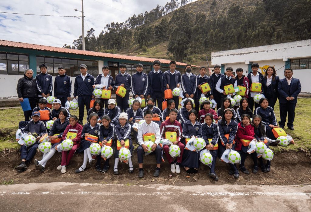 Alumnos de la Unidad Educativa 15 de Agosto, Colta, Chimborazo. (Foto Cortesía)