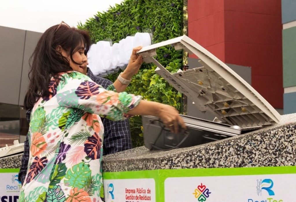 El centro comercial recibió contenedores para la recolección de residuos electrónicos por parte de EMGIRS EP como parte de su política de ser carbono reductor, lo que demuestra su compromiso con la sostenibilidad y la responsabilidad social empresarial. (Foto Cortesía)