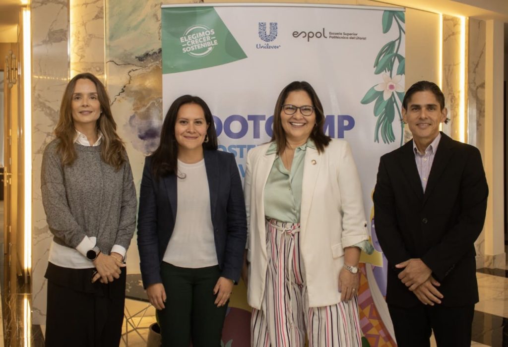 Carla Hernández - gerente legal de Unilever, Paulina Criollo - profesora de Sostenibilidad de la ESPOL, Cecilia Paredes - rectora de la ESPOL y David Balladares, gerente de Asuntos Corporativos – Área Andina de Unilever. (Foto Cortesía)