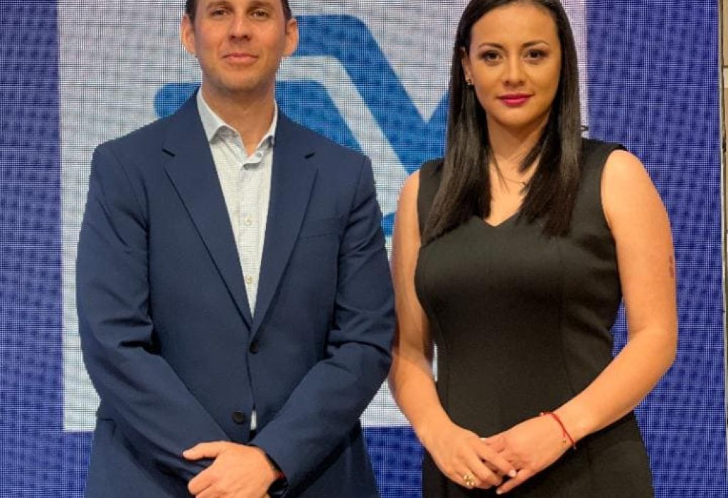 Iván Maestre, presentador de Ecuavisa junto a Claudia Roura, reportera y presentadora de Ecuavisa. (Foto Cortesía)