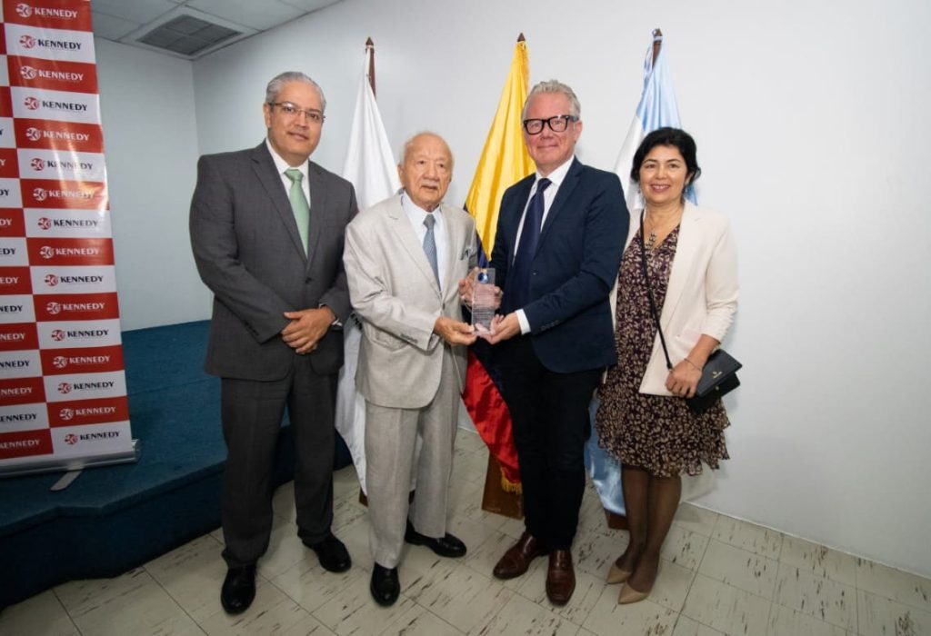 Economista Roberto Ponce, Gerente General del grupo hospitalario Kennedy, Dr. Teófilo Lama Pico - Presidente del Grupo Hospitalario Kennedy, Dr. Andrea Maggioni, Director Global Health Pediatric Hospitalist y Lucienne Wallner - Global Health. (Foto Cortesía)