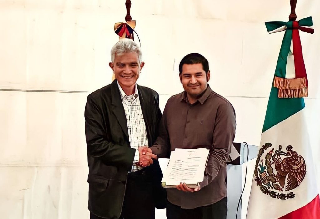 Roberto Canseco Ministro Consejero de la Embajada de México y Luis Belalcázar Coordinador de BilbioRecreo. (Foto Cortesía)