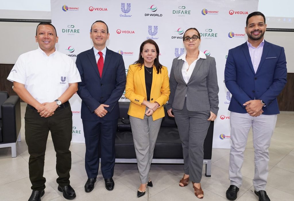 Marcos Triviño, Unilever; Leonardo Viteri, Reybanpac; Sylvia Banda, Grupo DIFARE; Ilfn Florsheim, Veolia y Miguel Gómez, DP World. (Foto Cortesía)