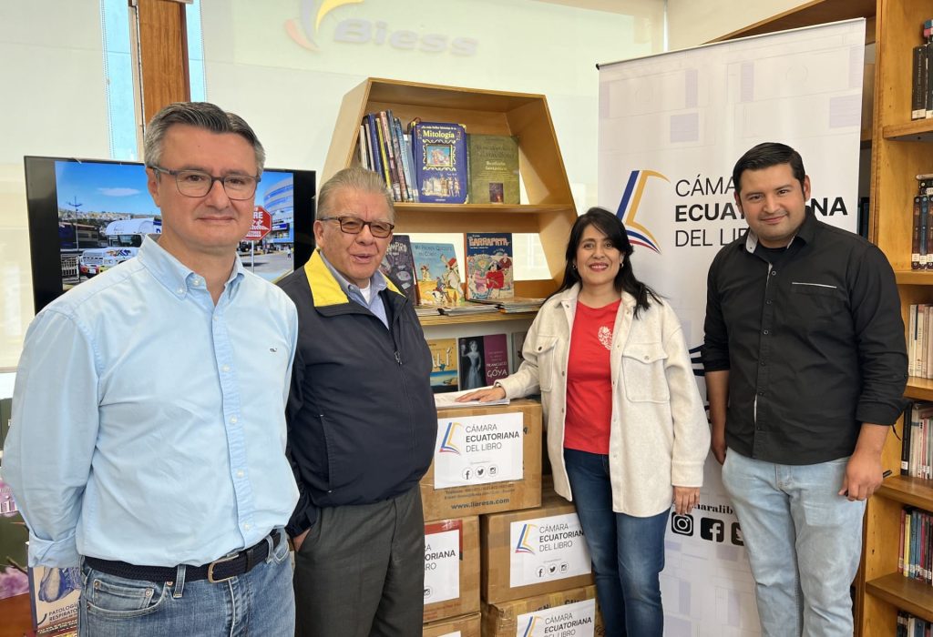 Fabián Luzuriaga, presidente de la Cámara Ecuatoriana del Libro; Gilberto Mantilla, Presidente de la junta de copropietarios de Ciudad Comercial El Recreo; Paulina Fuentes, administradora de Ciudad Comercial El Recreo; Luis Belalcázar, Coordinador del BiblioRecreo. (Foto Referencial)