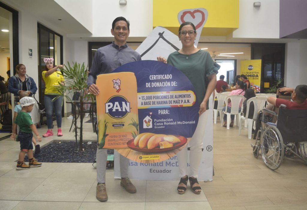 Christian Robles, Gerente Comercial de Alimentos Polar Ecuador; Denisse Viteri Álvarez, Gerente General Fundación Casa Ronald McDonald Ecuador. (Foto Cortesía)