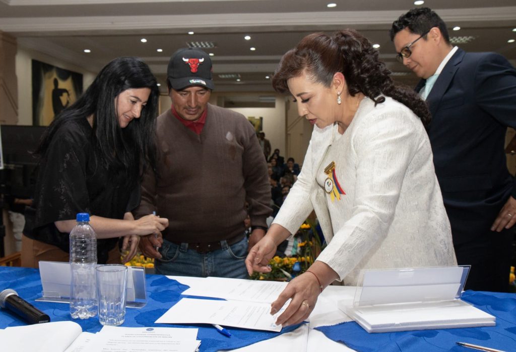 Paola Arévalo, Líder del proyecto Crecemos Juntos y Jefe de Comunicación Interna de Arca Continental, Albino Dután Lazo, Presidente de la comunidad de Yanacocha del Buerán, Zoila Idrovo Martínez, Alcadesa de Biblián y Gerardo Haro Romero, Jefe de Desarrollo Ganadero de ToniCorp. (Foto Cortesía)