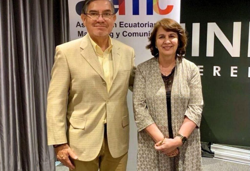 Ing. Gabriel Medranda Flor Ph.D ( c ), presidente de la Asociación Ecuatoriana de Marketing y Comunicación y la Dra. Rosalía Arteaga, expresidenta de la República del Ecuador. (Foto Cortesía)