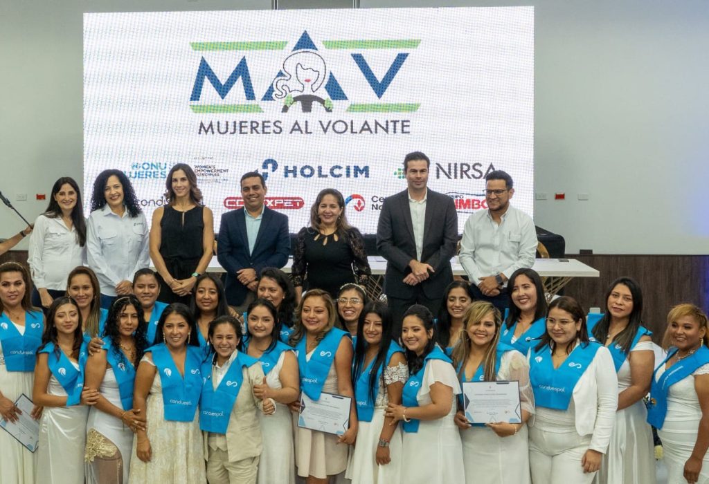 Representantes de Holcim Ecuador, Nirsa, Conduespol, Cervecería Nacional, Bimbo Ecuador junto a las graduadas de la Segunda Promoción Mujeres al Volante. (Foto Cortesía)