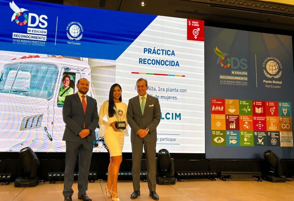 Paul Montero, Gerente General de Agregados y Concreto Premezclado; Angélica Salinas, Jefa Regional Concreto y Agregados; Ricardo Dueñas, Presidente de Pacto Global Ecuador. (Foto Cortesía)