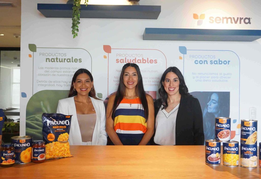 Nutricionista Paola Sánchez, Ma. Gabriela Quezada; Gerente de Marketing Semvra-Facundo y Maggie Peña; jefe de marca Facundo. (Foto Cortesía)