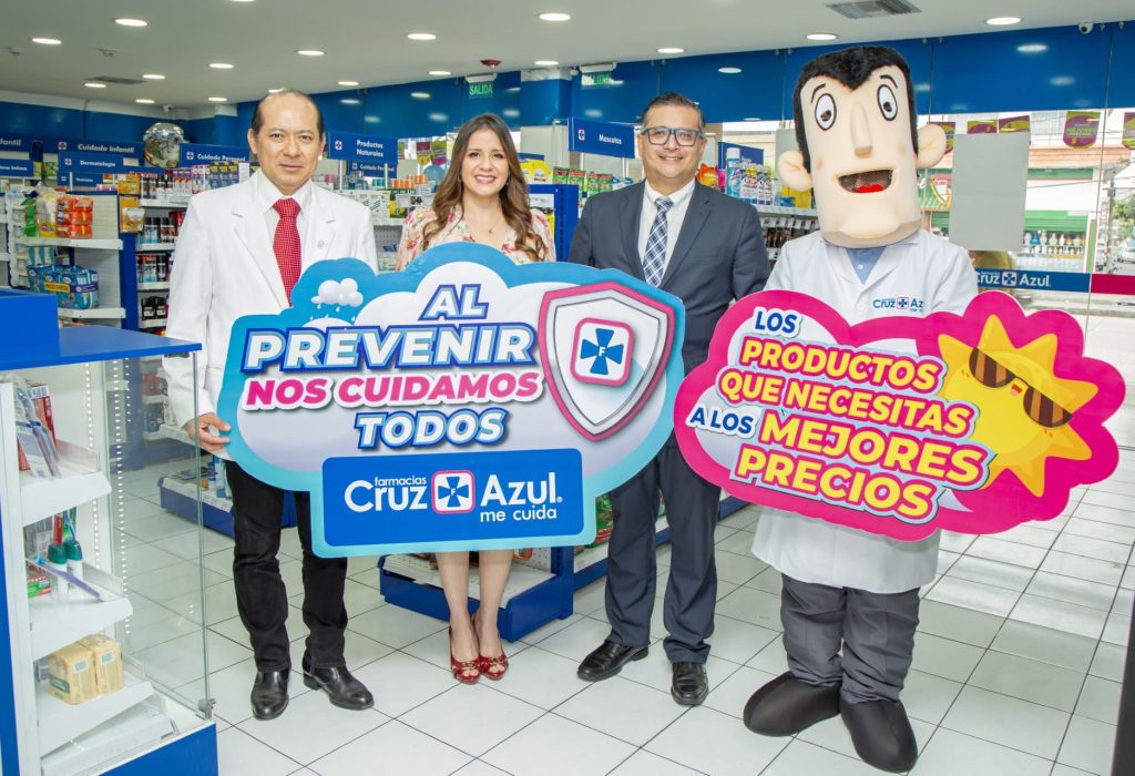 Doc Eduardo Pactong, asesor médico Grupo DIFARE, Alexandra Villavicencio, jefe de Marketing de Farmacias Cruz Azul y Víctor Chong, gerente de Mercadeo Farmacias. (Foto Cortesía)