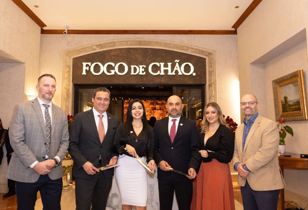 Alberto Wachholz, director de apertura nuevos restaurantes Fogo Chão.; Juan Carlos Moncayo, director de Alimentos y Bebidas del Hotel JW Marriot- Quito y Gerente General de Fogo Chão; Valeria Posso, gerente de restaurante Fogo de Chão; Joseph Cina, Gerente General del Hotel JW Marriott Quito y Brand Manager de Fogo de Chão; Camila Fernández, directora de Ingeniería del hotel JW Marriott Quito Andy Feldmann, presidente Internacional de Fogo Chão. (Foto Cortesía)