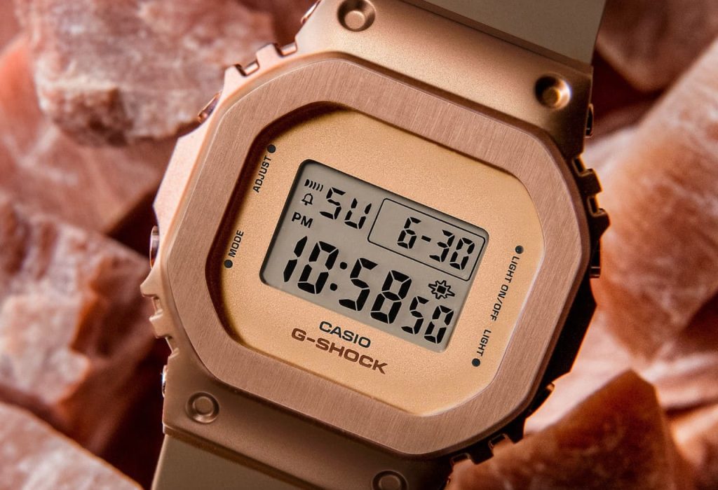 Innovando y a la vanguardia en la industria de la moda, G-SHOCK ha diseñado una nueva colección para las amantes de los relojes en tonalidades bronce, perfectos para looks Y2K.