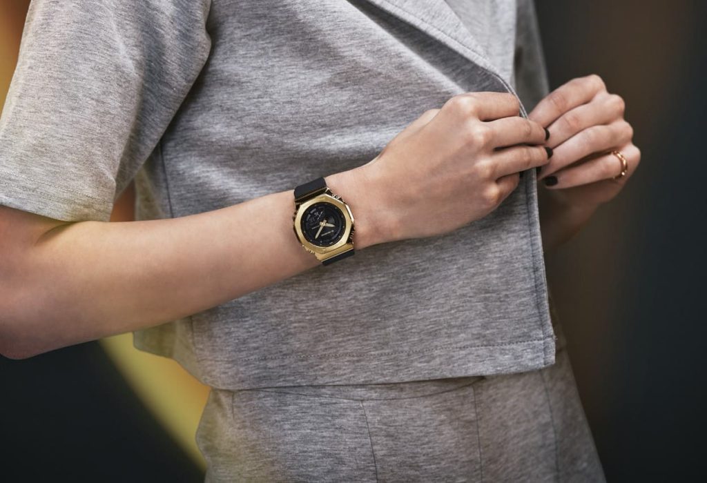 La era dorada ha llegado para todos. Invertir en dorado es la tendencia más candente de la temporada y te damos consejos sobre cómo incorporar el color del momento con accesorios indestructibles.