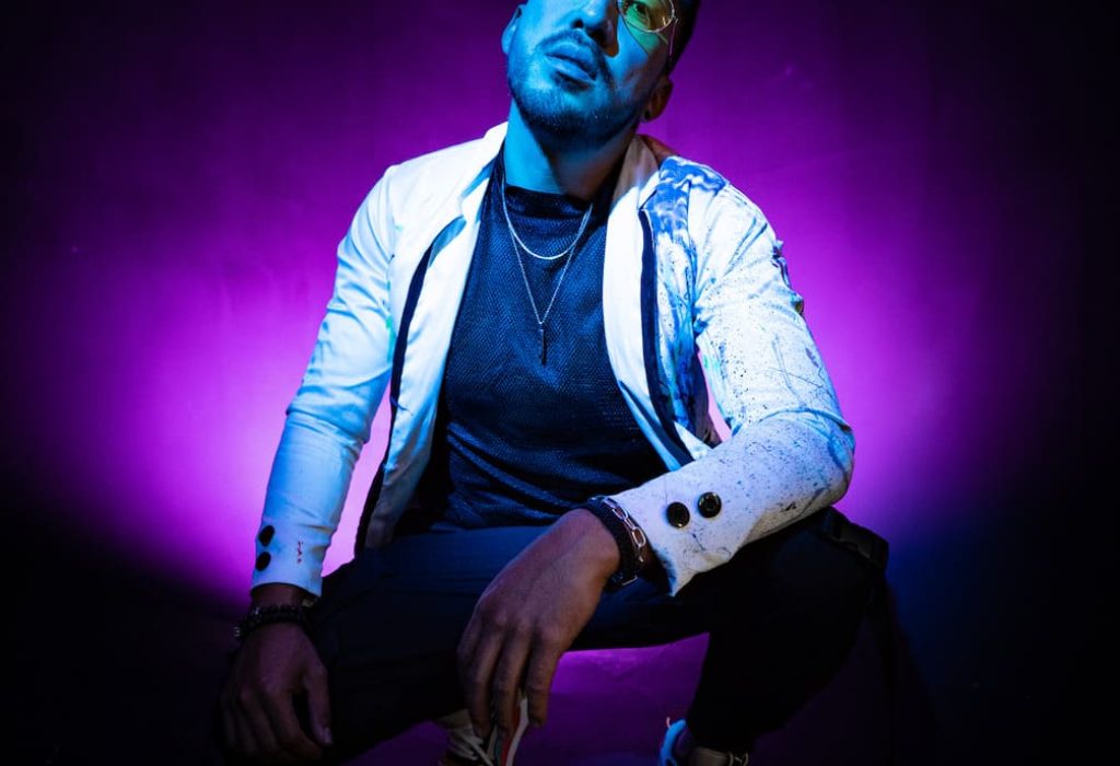 Esteban González, es conocido artísticamente como Glez. Lleva más de 20 años en la música; es productor, voice over y voz oficial de varias marcas de Ecuador y Latinoamérica, diseñador de sonido para comerciales de tv, radio y música para videojuegos; actor de doblaje, compositor y cantante. (Foto Cortesía)