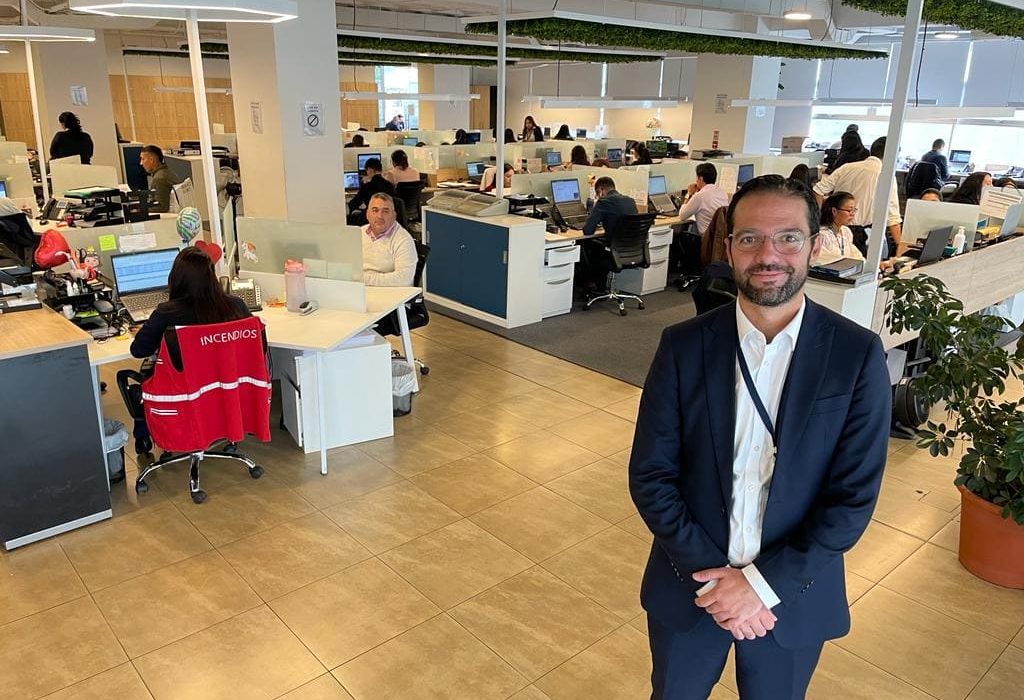 Gonzalo Dueñas, Gerente General de Fideval junto a su equipo de trabajo. (Foto Cortesía)