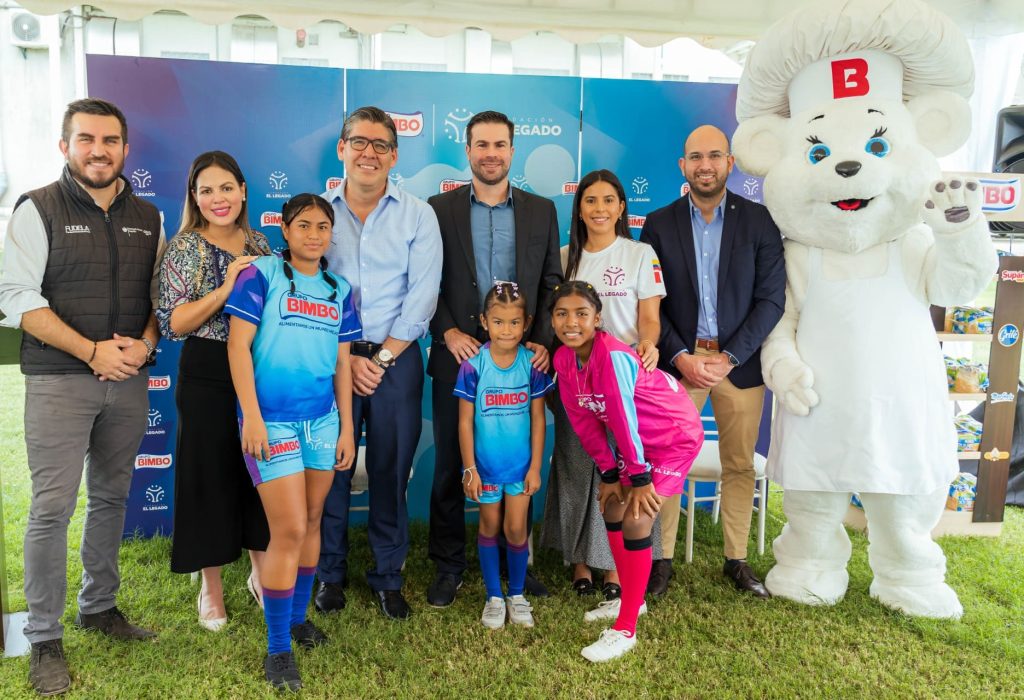 Mauricio Córdova, Coordinador Nacional de FUDELA; Gabriela Izurieta, Jefe de Marca Categoría Panes; Jorge Rodriguez, Concejal del Municipio de Guayaquil, Randall Quesada, Gerente General de Grupo Bimbo Ecuador, Rocío Véliz, Presidenta Fundación El Legado; Esteban de los Ríos, Gerente de Márketing Bimbo Ecuador, jugadoras de El Legado. (Foto Cortesía)