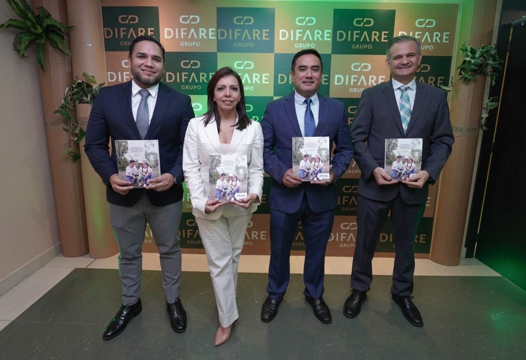 Fernando Cueva, vicepresidente Ejecutivo Grupo DIFARE; Sylvia Banda, gerente de Comunicación y Responsabilidad Corporativa Grupo DIFARE; Carlos Cueva Mejía, presidente Ejecutivo Grupo DIFARE y Christian Coll, gerente de División Farmacias, Grupo DIFARE. (Foto Cortesía)