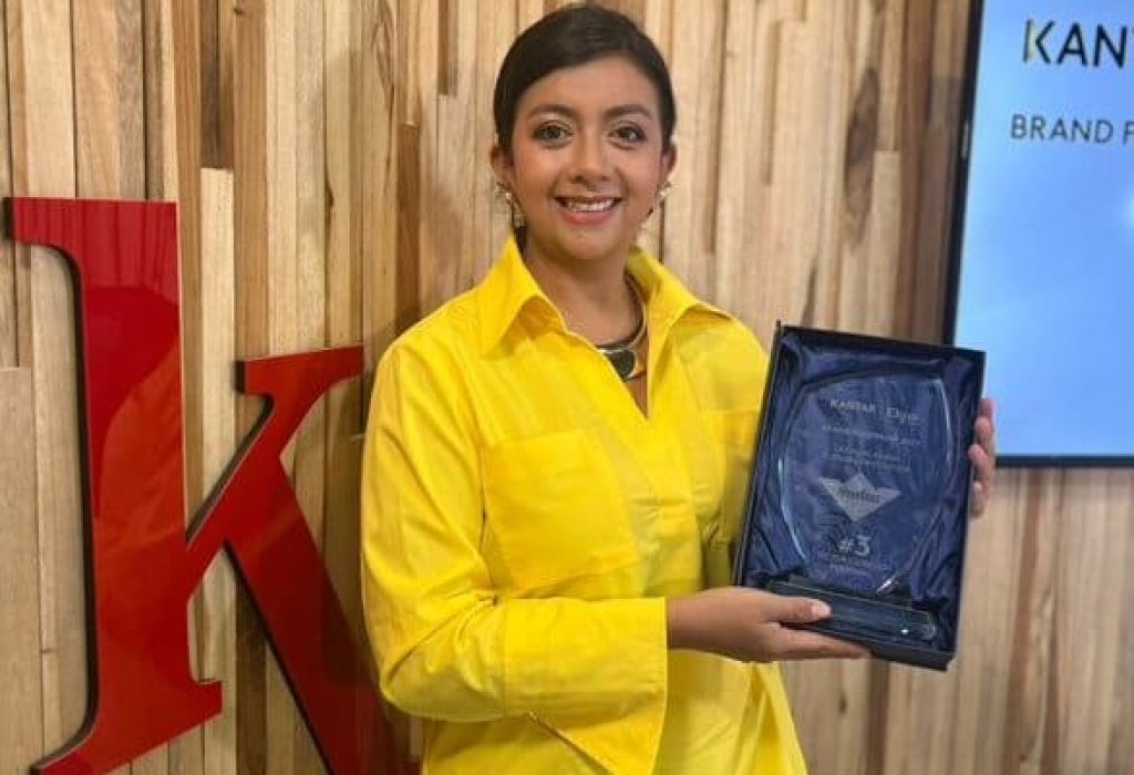 Ana María Eljuri, Gerente de Marca Nosotras de Grupo Familia Ecuador, recibiendo el reconocimiento por parte de Brand Footprint 2023 Ecuador de Kantar. (Foto Cortesía)