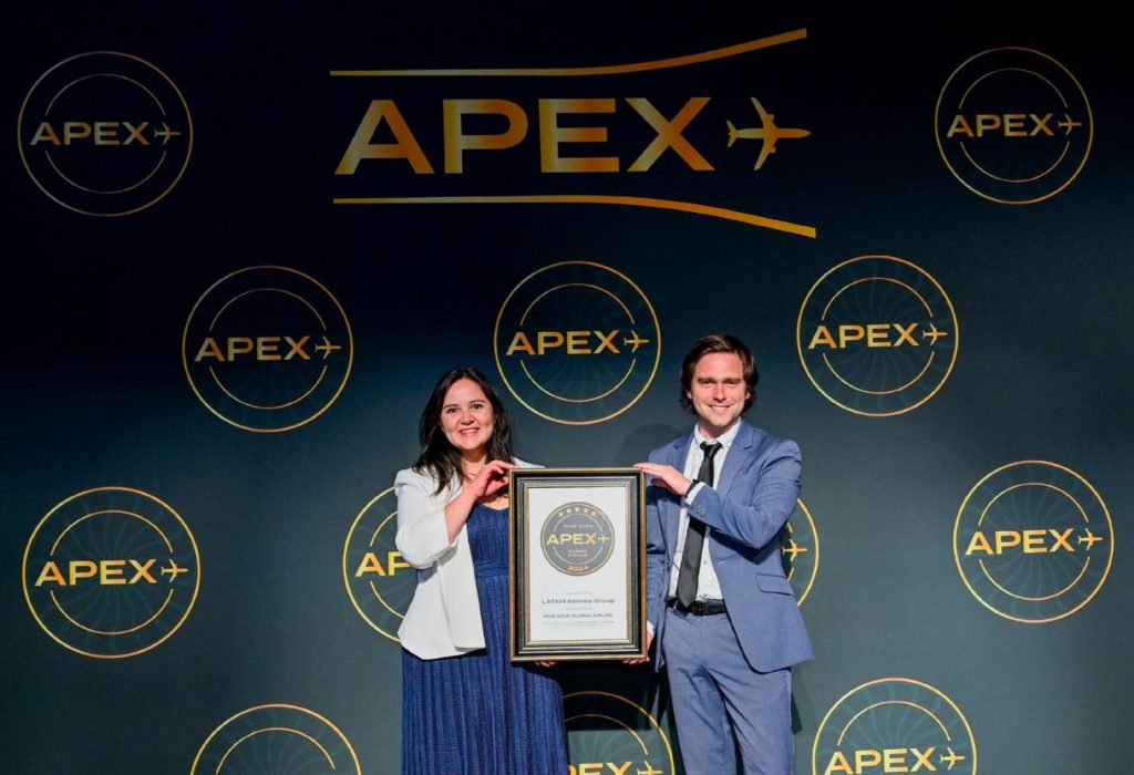 Este ranking se elabora en base a comentarios y evaluaciones de pasajeros. Para dar la clasificación de 5 estrellas, se evalúan varios aspectos de la aerolínea, como la comodidad de asientos, servicio en cabina, gastronomía, entretenimiento a bordo y conexión Wifi. (Foto Cortesía)