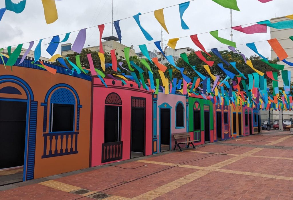 Malecón 2000, en el área del Hemiciclo La Rotonda se lleva a cabo Guayaquil de mis Colores, en el marco de las fiestas julianas. (Foto Cortesía)