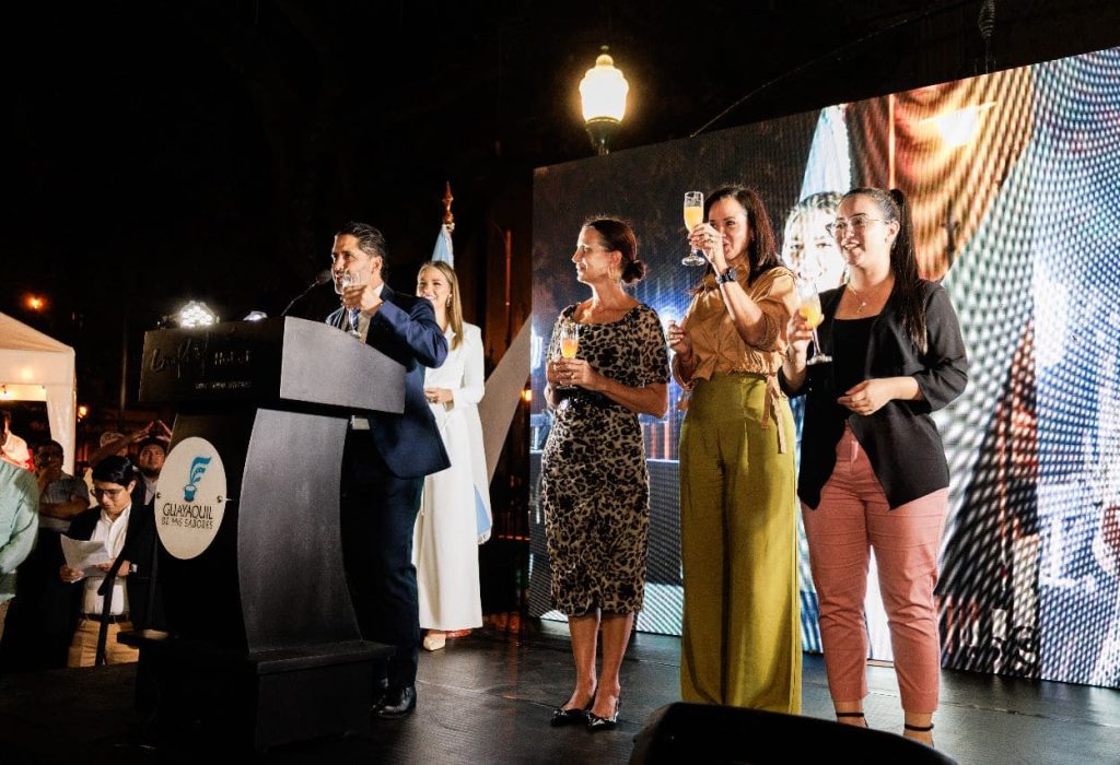 El festival cumple 26 años de ofrecer los platos más emblemáticos de
la gastronomía guayaquileña, además contó con autoridades del Unipark Hotel y Municipio de Guayaquil. (Foto Cortesía)