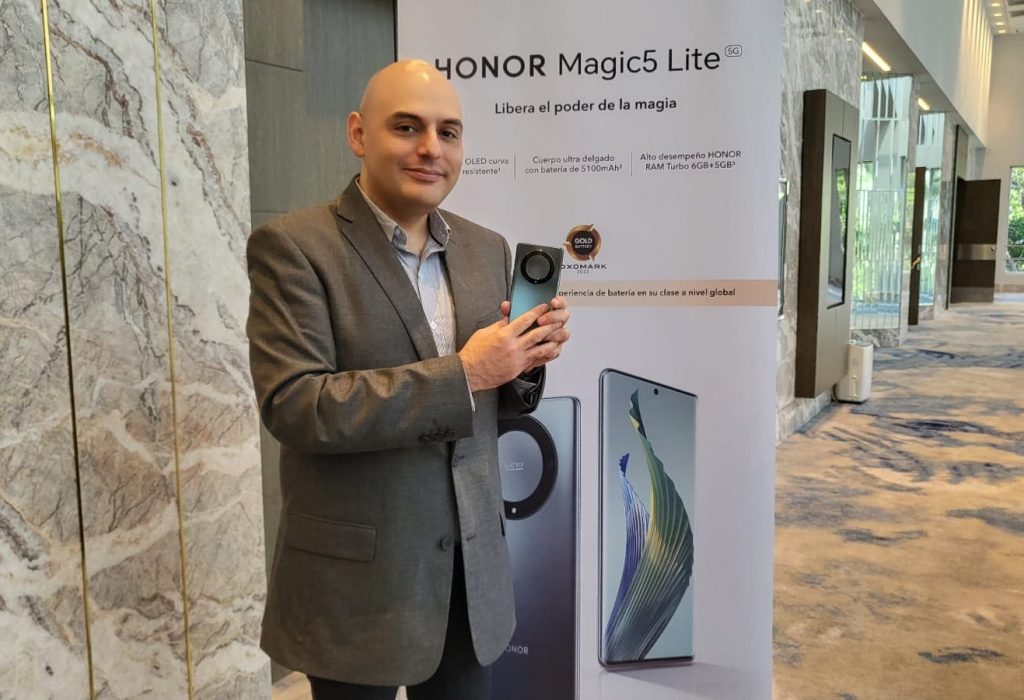 David Moreno, Director de relaciones públicas de Honor en América Latina, durante el lanzamiento del Honor Magic5 Lite en Guayaquil. (Foto Cortesía)