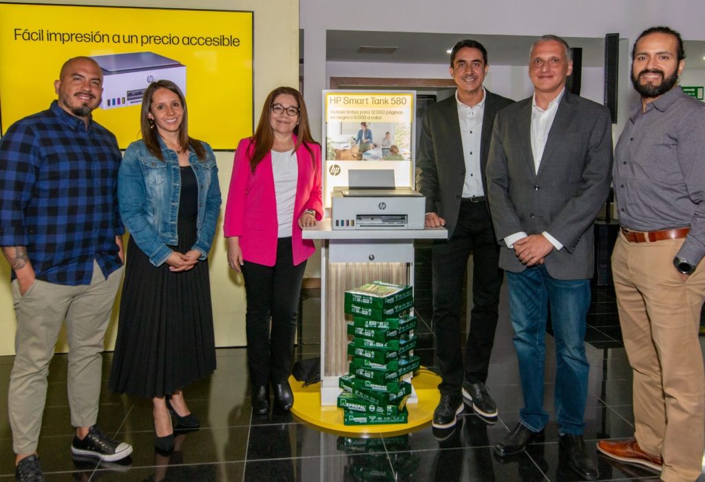 César Antuñano, Category Manager de Personal Systems de HP Centro America,Javier Garita, Gerente de Ventas de Consumo de HP Centro América y Caribe, Víctor Mora, Key Account Manager, Olga Otálora, Category Manager Home Printing Solutions, HP Centro América, Carolina Martínez Gerente de Marketing de HP Centro América y Caribe, y Ronny Ballesteros Loaiza Trade Marketing Manager HP Centro América y Caribe. (Foto Cortesía)