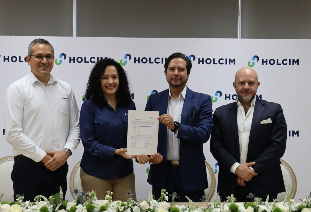 Rodrigo Corral, Gerente de Suministros Holcim Ecuador, Dolores Prado, CEO Holcim Ecuador, Edgar Rodríguez, Gerente General Renting Pichincha y Esteban Granizo, Gerente Renting Pichincha. (Foto Cortesía)