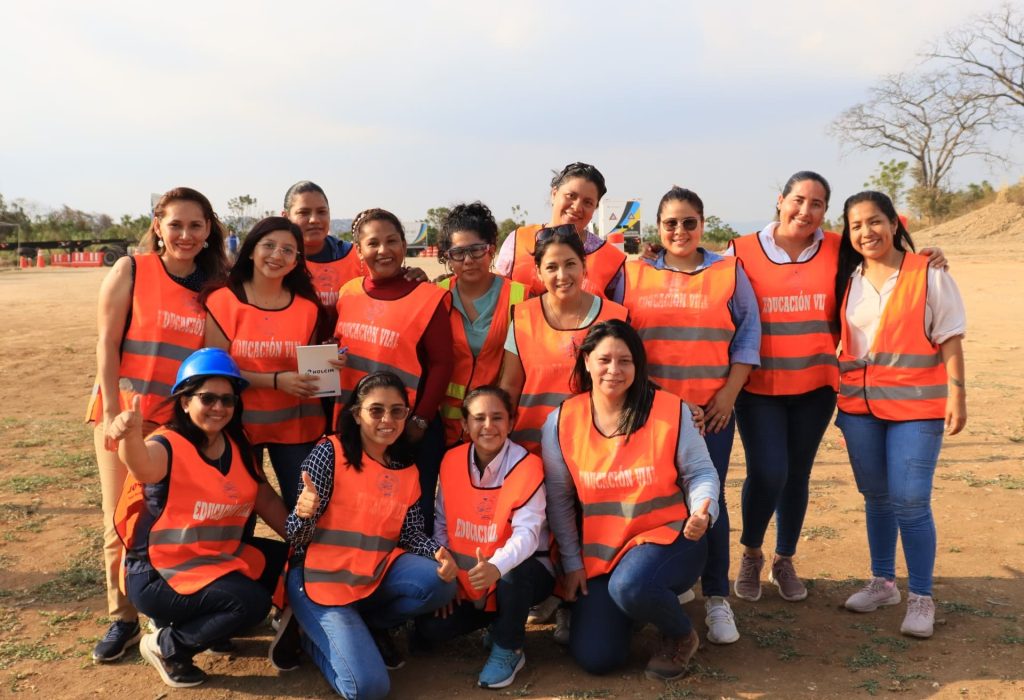 La segunda promoción de Mujeres al Volante está conformada por 22 estudiantes, obtendrán la licencia profesional tipo E y podrán conducir camiones pesados y extrapesados con o sin remolque. (Foto Cortesía)