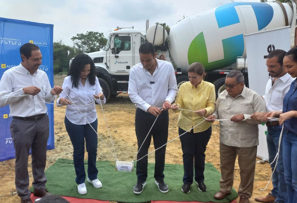 Representantes de Holcim junto a autoridades del Municipio de . (Foto Cortesía)