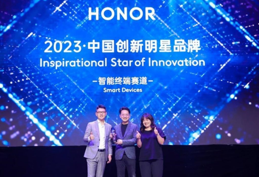 Ray Guo, CMO de HONOR Device Co., Ltd, aceptando el premio Inspirational Star of Innovation. (Foto Cortesía)