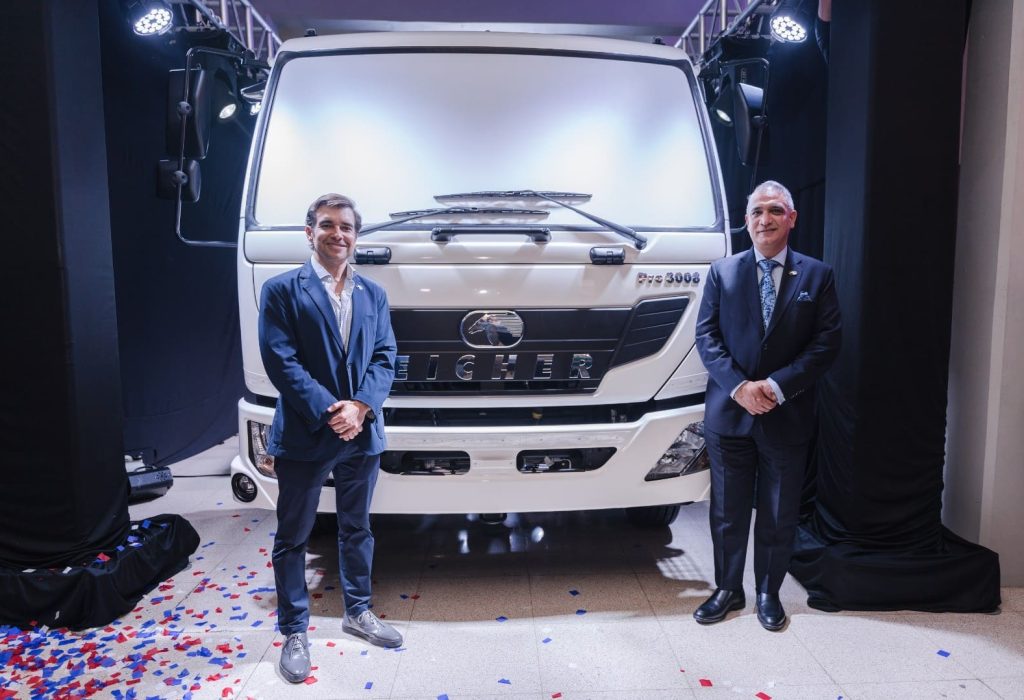 Luis Fernando Gómez, presidente ejecutivo de IASA y Mr. S S Gill, vicepresidente ejecutivo de VE Commercial Vehicles Ltd. (Foto Cortesía)
