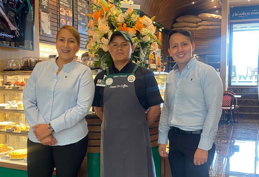 María Isabel Cabrera, gerente de operaciones regional Sweet&Coffee®; Ángel Andaluz, gerente formador de local Sweet&Coffee®; Iván Narea, gerente regional de Sweet&Coffee®. (Foto Cortesía)