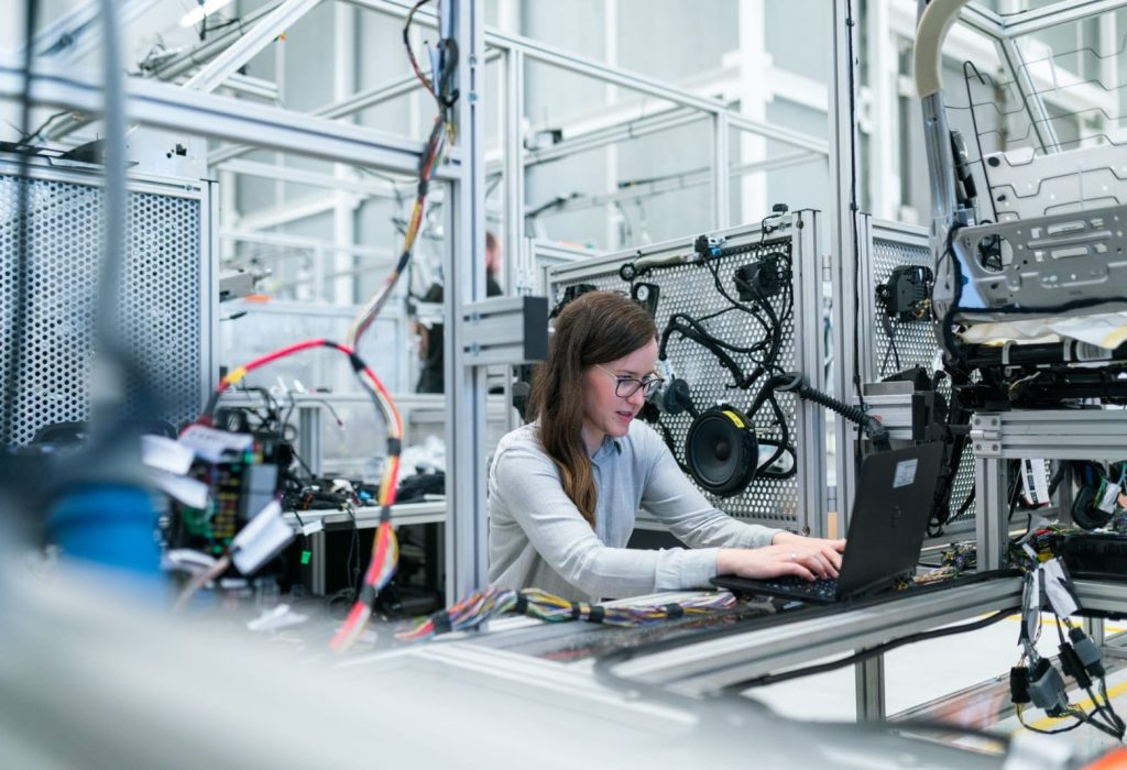 •	Cada 23 de junio se celebra el Día Internacional de la Mujer en la Ingeniería. A través de esta fecha se pretende concienciar acerca de la importancia de esta profesión ejercida cada vez más por mujeres y que, además, constituye una notable oportunidad profesional para las futuras generaciones.