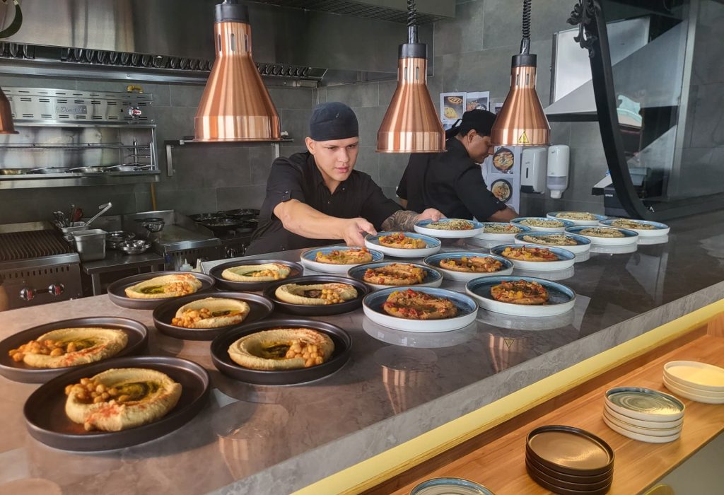 Esta nueva propuesta gastronómica cuenta con dos escenarios principales, la cocina en vivo y la barra que se impone a su entrada. (Foto Cortesía)