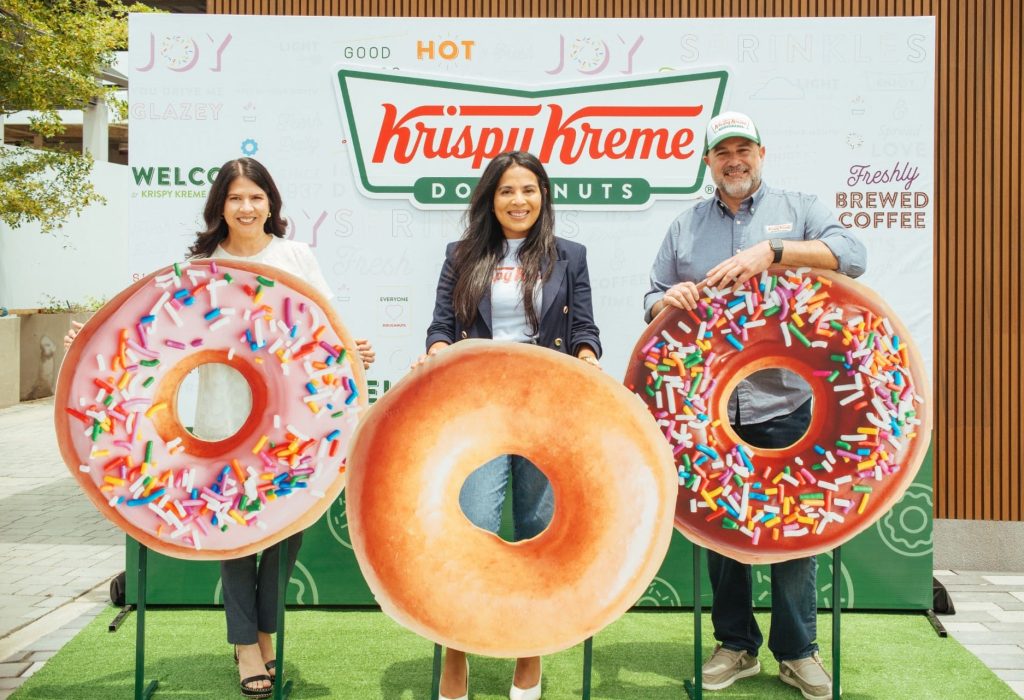 María Dolores Casal (Vocera Krispy Kreme), María Ibañez-Fischer (Gerente Mercadeo Franquicias Internacionales) y Miguel Méndez (Director de Operaciones Franquicias Internacionales). (Foto Cortesía)