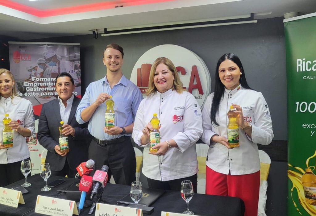 Alexa Martillo, directora ejecutiva de la Escuela Culinaria de las Américas; Ing. Hólger Aguirre, director estratégico de Rica Palma; Ing. David Shaw, director comercial de Rica Palma; Lcda. Gloria Saa, presidenta ejecutiva de ECA; Lcda. Pamela Martillo, directora de calidad académica. (Foto Cortesía)