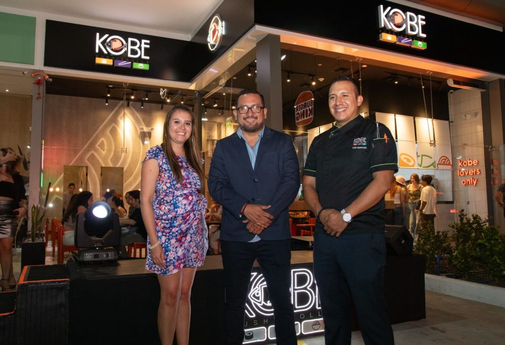 Nathaly Guevara, gerente de marketing; Kleber Molina, director general y, Luis Narváez, chef ejecutivo de Kobe Sushi & Rolls. (Foto Cortesía)