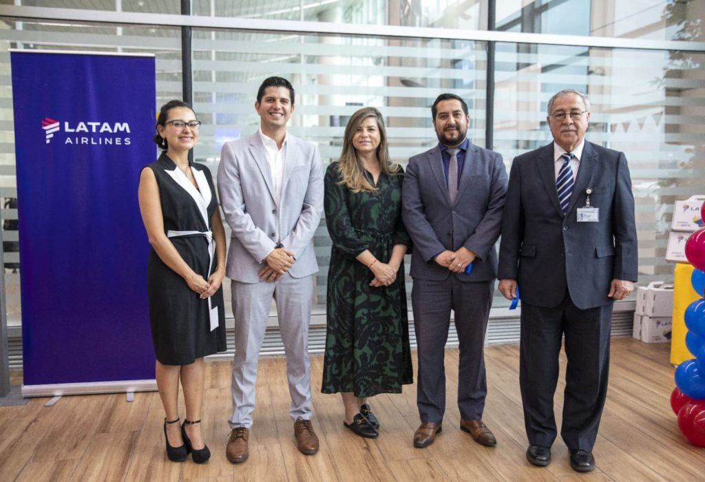 Silvana Agudelo, Vicecónsul de Colombia; Alfonso Álava, Director de Promoción de Inversiones del Ministerio de Producción, Comercio Exterior, Inversiones y Pesca; Mónica Fistrovic, CEO de LATAM Airlines Ecuador; Juan Pablo Tamayo, Presidente del Consejo Nacional de Aviación Civil y Ángel Córdova, Gerente General de TAGSA. (Foto Cortesía)