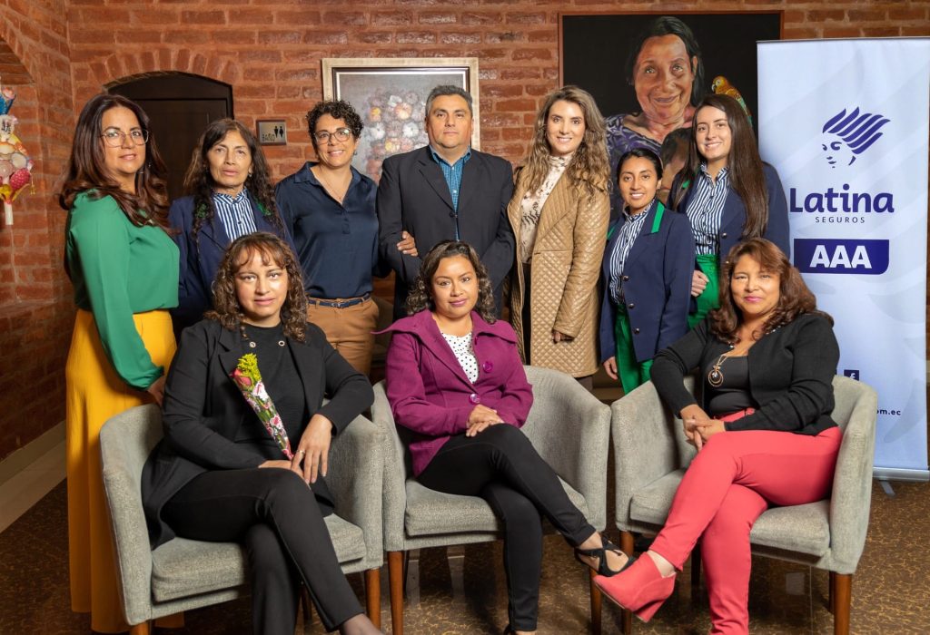 Nancy González, Mery Gavino, Francisca Donoso, Fabián Medina (Jefe de Sucursal Riobamba Latina Seguros), Daniela Herrera, Zoila Cáceres, Alexa Tamayo, Silvana Usca, Patricia Alcoser (Ejecutiva Comercial Riobamba Latina Seguros) y Janeth Castillo. (Foto Cortesía)