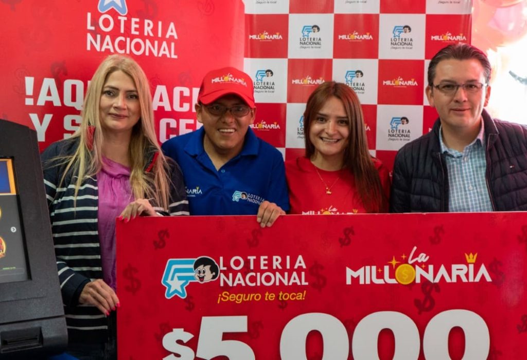Beatriz Henao, Gerente -MKT de Lotería Nacional; Eber Chiliquinga- vendedor; Andrea Páez- vendedora; Ronald Trujillo-jefe Regional de Ventas Lotería Nacional. (Foto Cortesía)