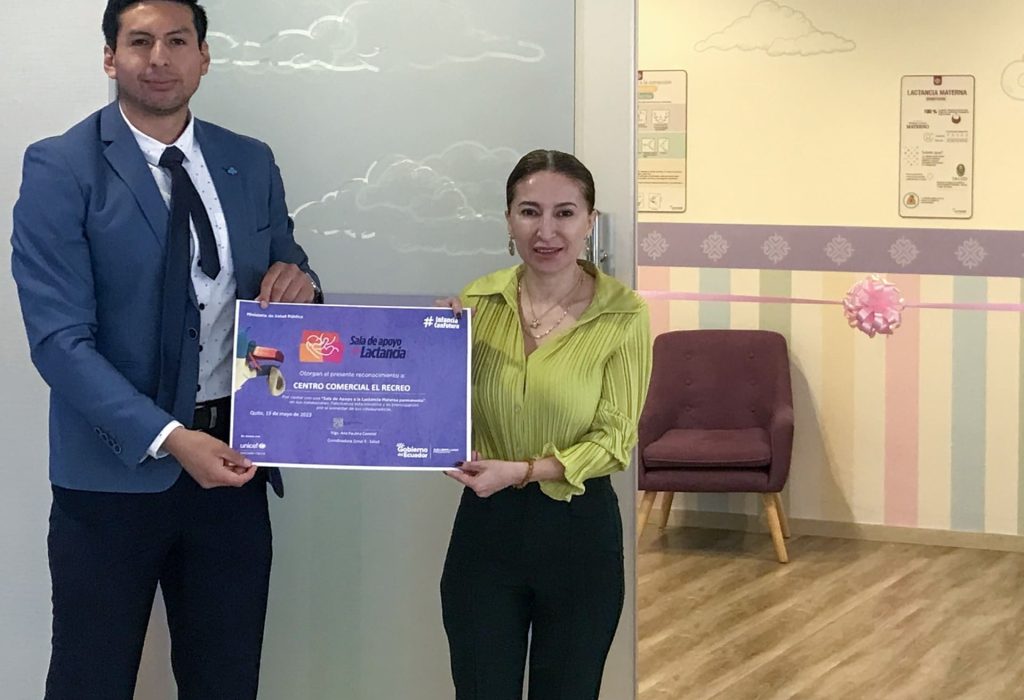 Andrés Gómez, encargado de la alimentación y nutrición de la coordinación zonal 9 de salud y Marianela Berrazueta, Administradora de Ciudad Comercial el Recreo. (Foto Cortesía)