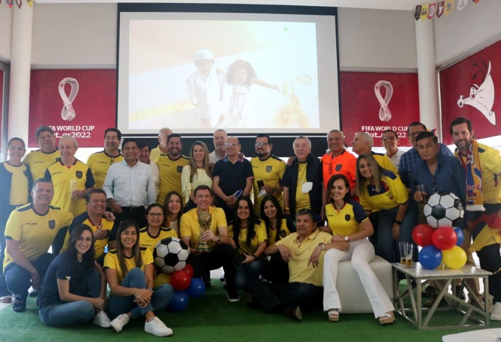 Ejecutivos y colaboradores de Latina Seguros junto a sus socios comerciales. (Foto Cortesía)