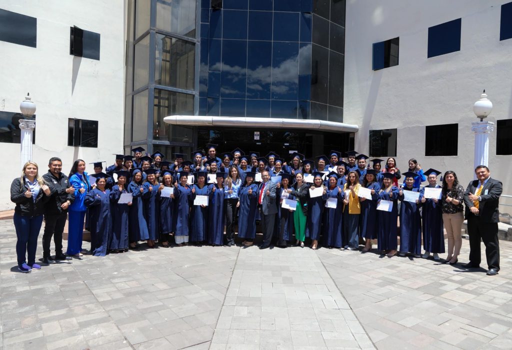 56 lideresas y líderes comunitarios graduados de la parroquia de Julio Moreno, provincia de Bolívar. (Foto Cortesía)