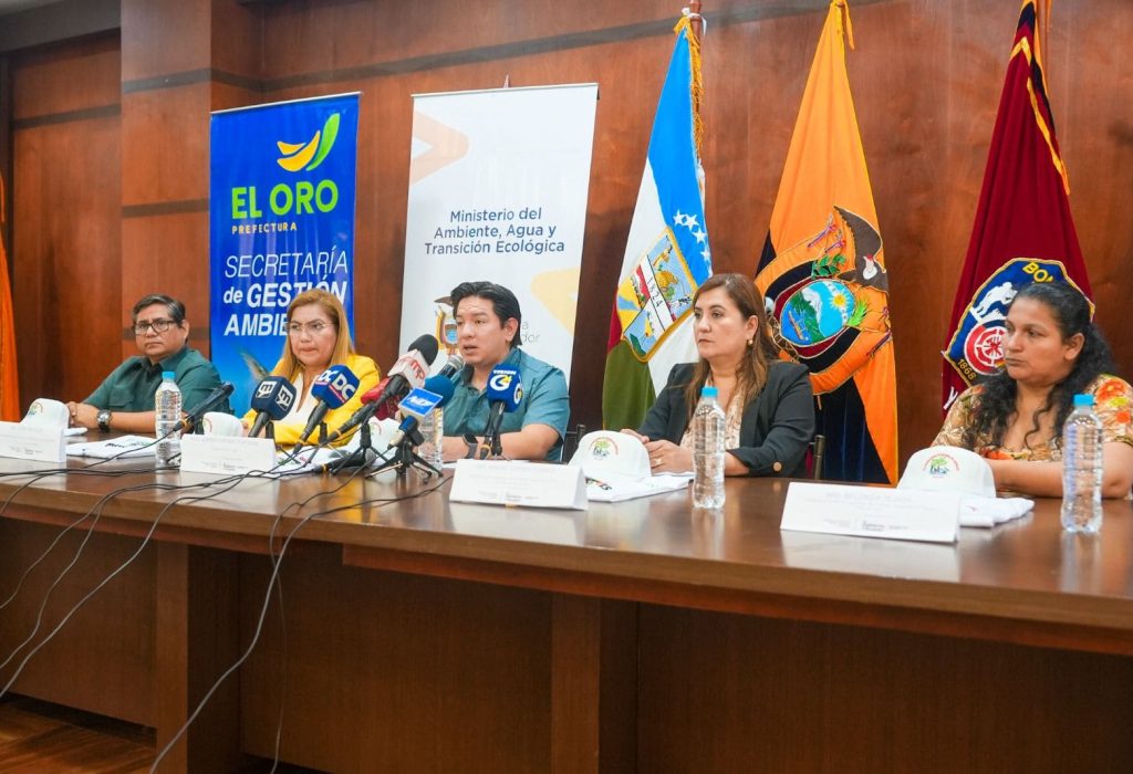 Nelson Zambrano, delegado de Conservación Internacional; Jenny Machuca, vicealacaldesa de Machala; Sergio Cordero, director zonal del Ministerio de Ambiente; Karina Torres, viceprefecta de El Oro y Beczaida Tejada, presidenta de Red de Organizaciones Custodias Ancestrales Del Manglar, dieron a conocer las actividades a realizarse por el Día Internacional de Defensa del Manglar. (Foto Cortesía)