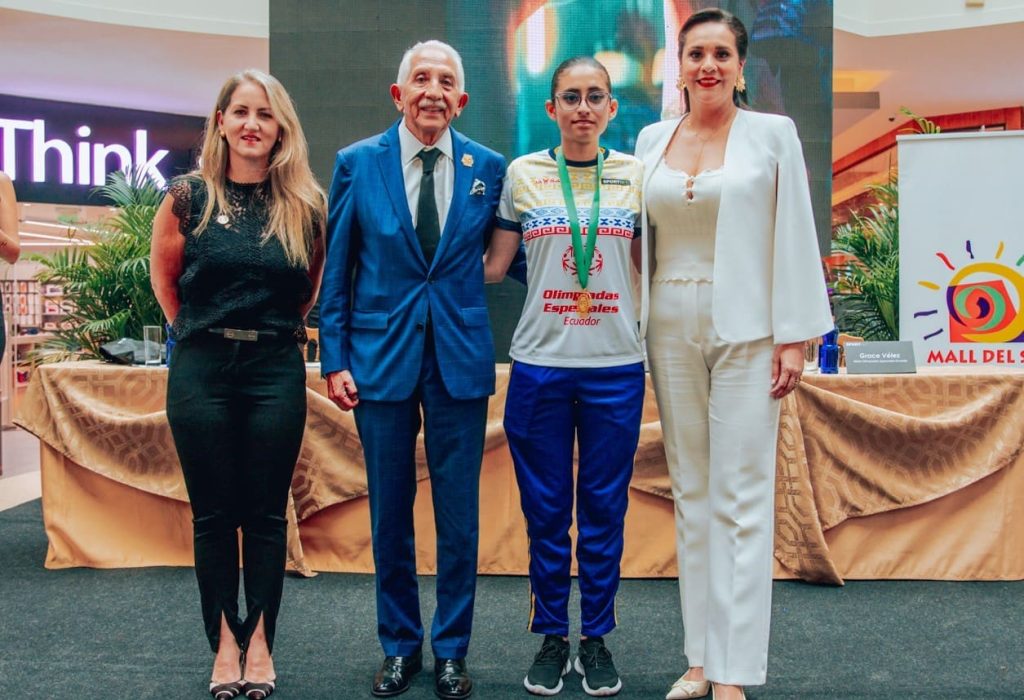 Sofía Naranjo, Gerente Comercial Mall del Sol; Héctor Cueva, Presidente Olimpiadas Especiales Ecuador; Grace Vélez, Atleta Olimpiadas Especiales Ecuador y Ma. Augusta Díaz, Gerente General Sportbet. (Foto Cortesía)