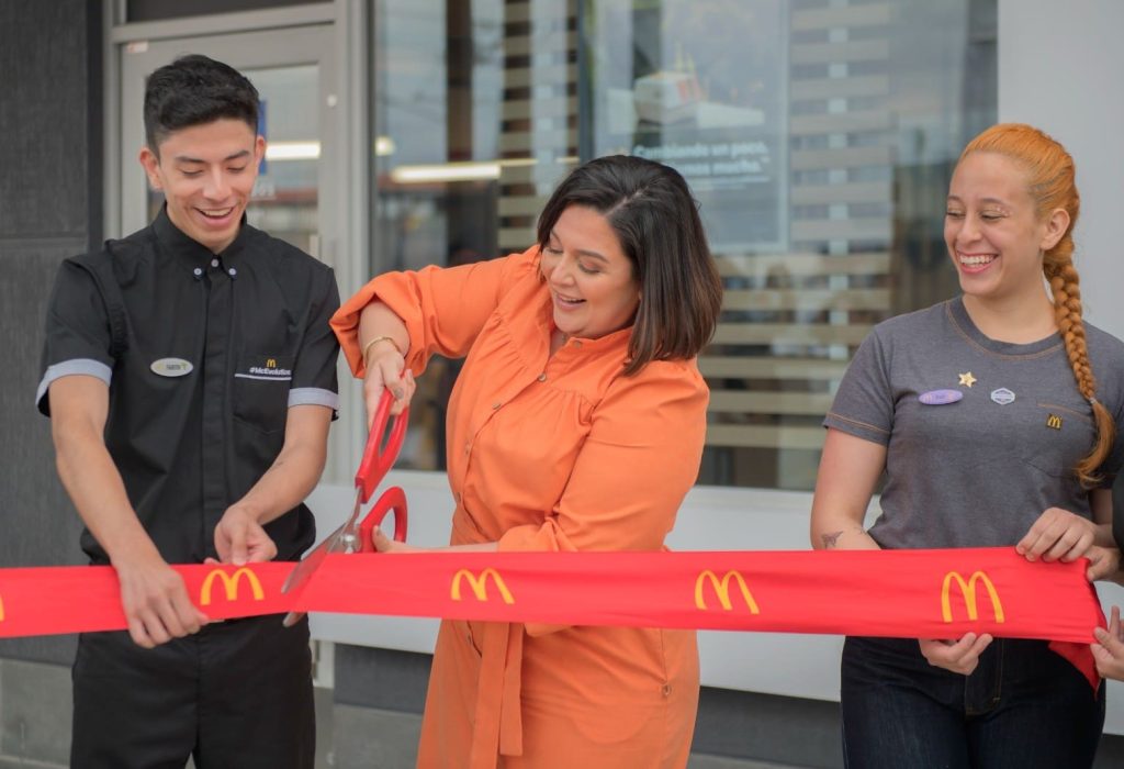 Gina Castagneto; Gerente General de Arcos Dorados Ecuador junto a colaboradores del restaurante durante la ceremonia del corte de cinta en la inauguración del restaurante #32 de McDonald 's en el sector La Prensa en Quito. (Foto Cortesía)